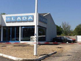 Заброшенный автоцентр во Франции хранит множество старых Lada