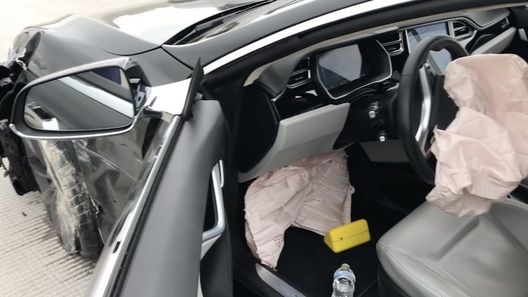 Система автопилотирования у Tesla Model S вновь привела к аварии